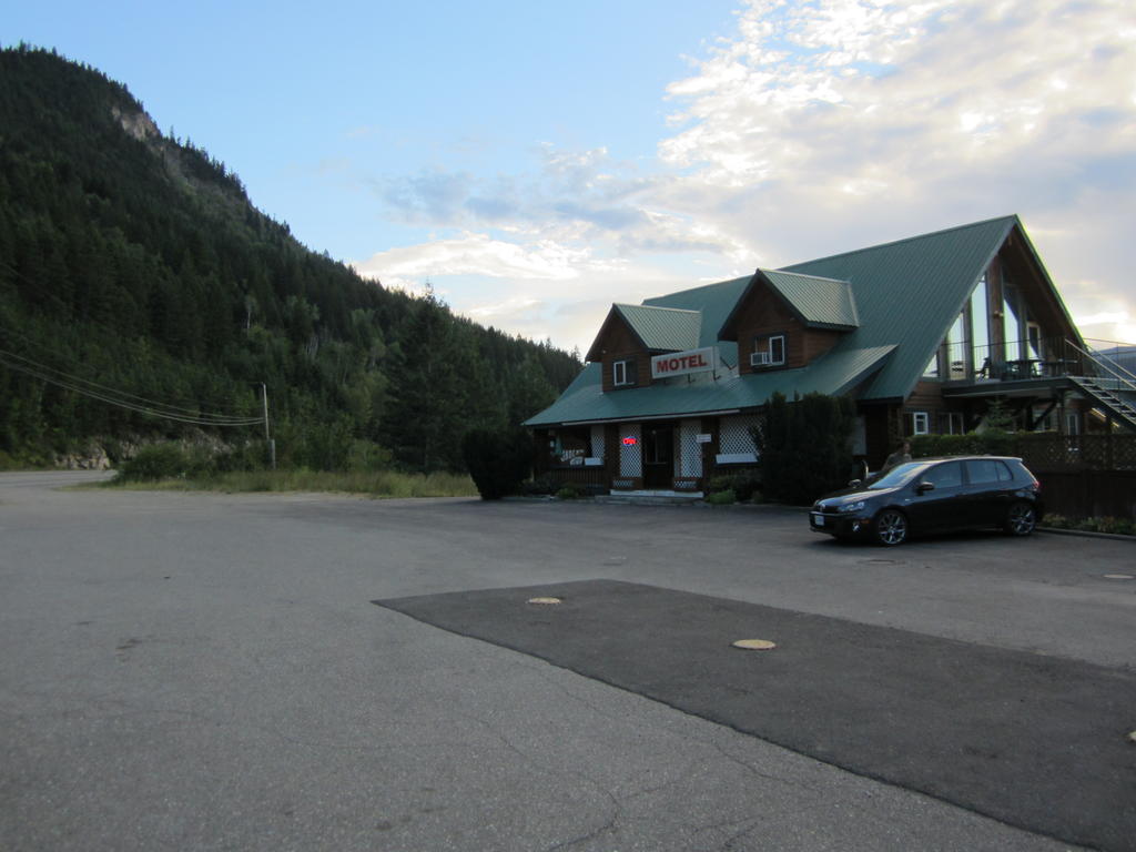 Jade Mountain Motel Chase Екстер'єр фото